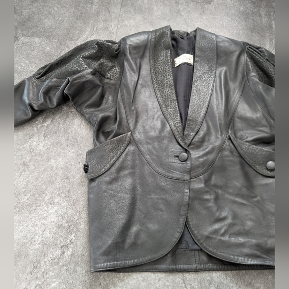 Vintage 80s soft black leather jacket with shoulder pads and leopard det… - Picture 8 of 14